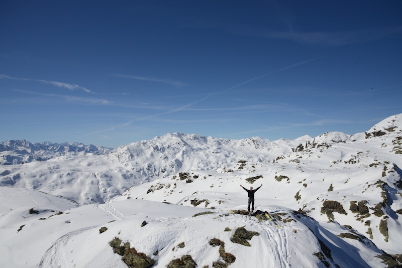 extreme Fernsicht am Gipfel - im Hintergrund das Skigebiet Verlos