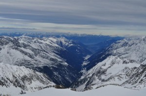 Ausblick vom Gipfel auf das Stubaital und den Sulzenauferner.