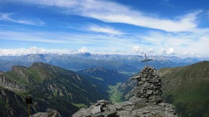 Gipfelkreuz mit Blick ins Valsertal und zu den Stubaiern