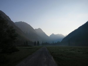 Im Morgenlicht am Forstweg zum Karwendelhaus